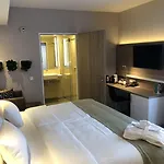 - East, An Ihg Hotel