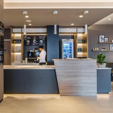 - East, An Ihg מלון