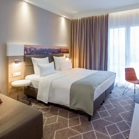 - East, An Ihg מלון 4*